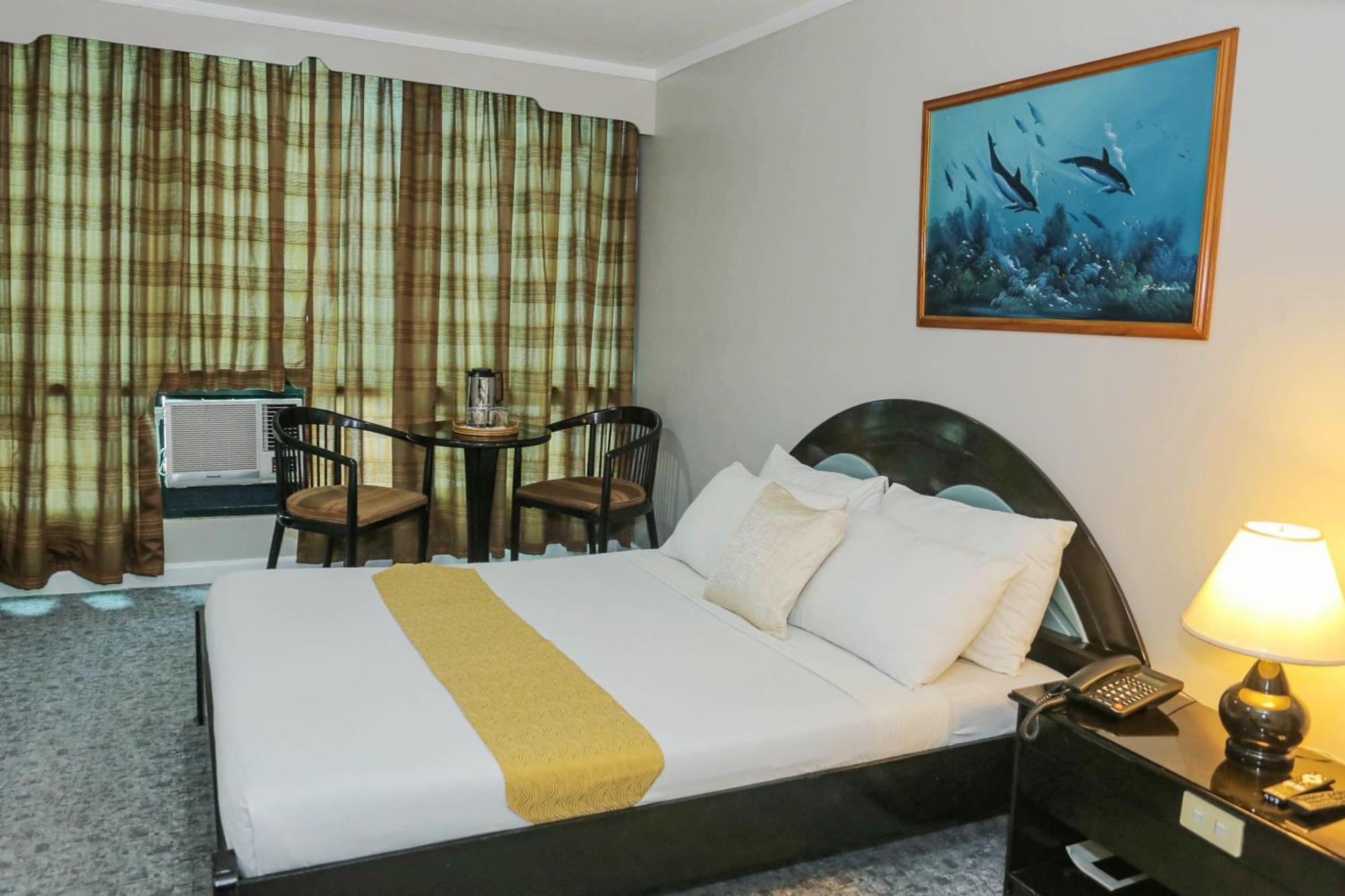 Holiday Plaza Hotel - Cebu Stadt Exterior foto